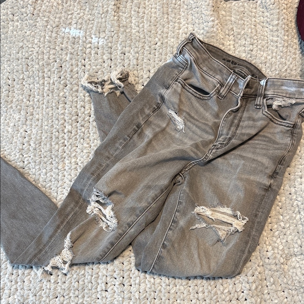American Eagle Outfitters Super High-Rise Jegging in Gray. (4 Short)